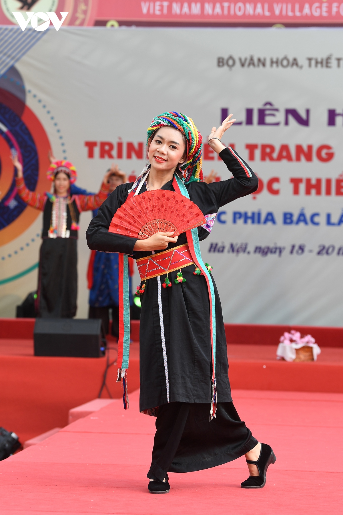 ngam trang phuc truyen thong ruc ro sac mau cua cac dan toc viet nam hinh anh 10