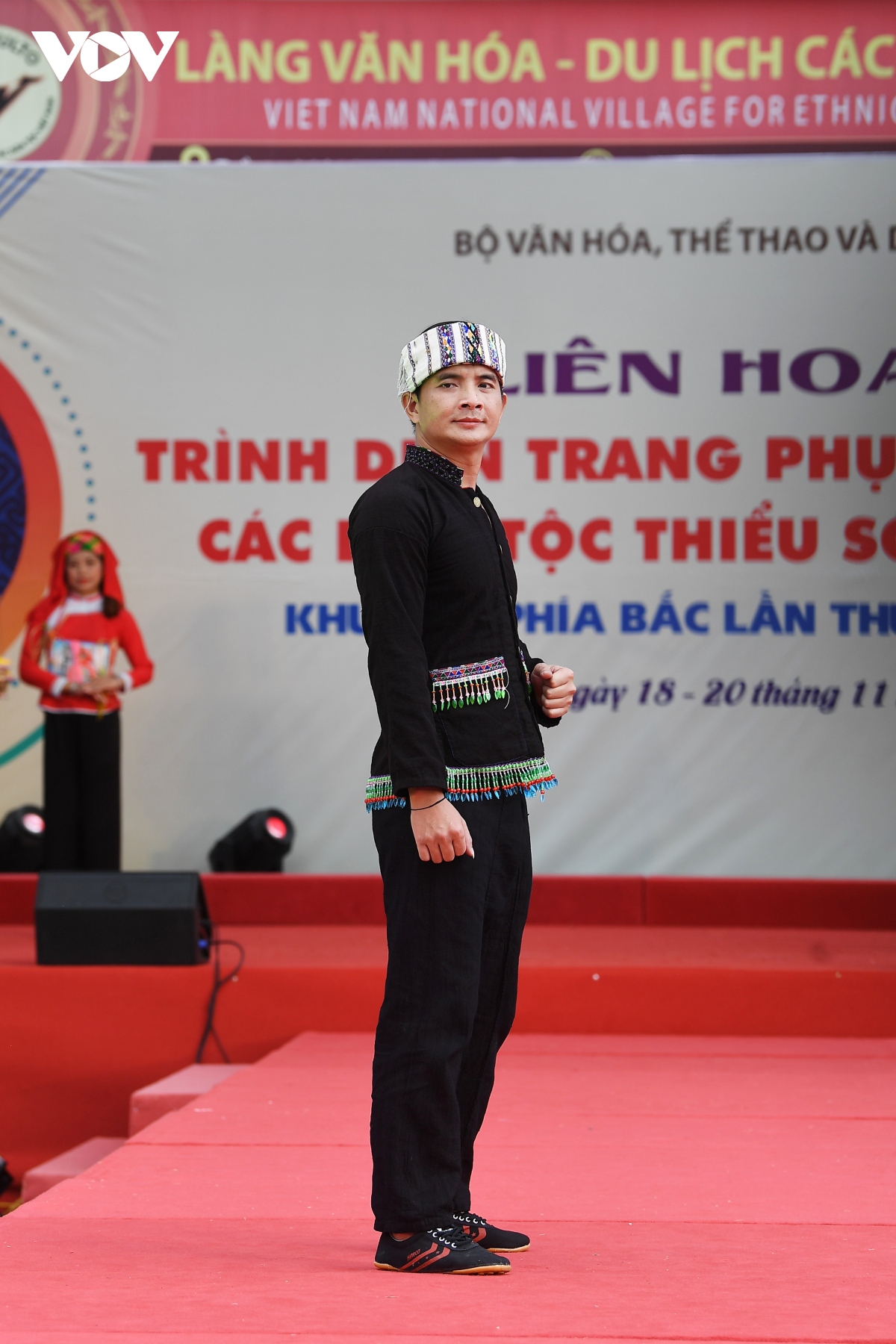 ngam trang phuc truyen thong ruc ro sac mau cua cac dan toc viet nam hinh anh 11