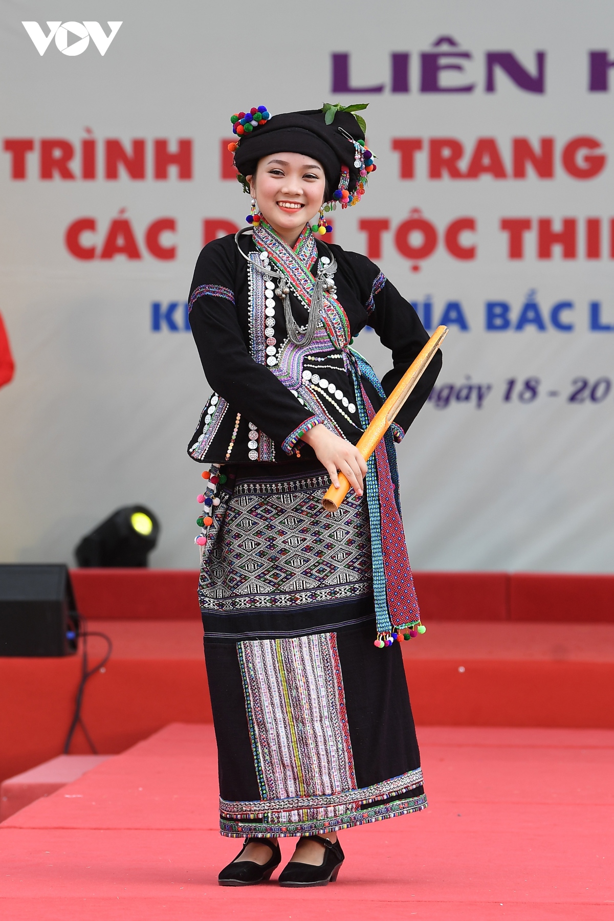 ngam trang phuc truyen thong ruc ro sac mau cua cac dan toc viet nam hinh anh 12