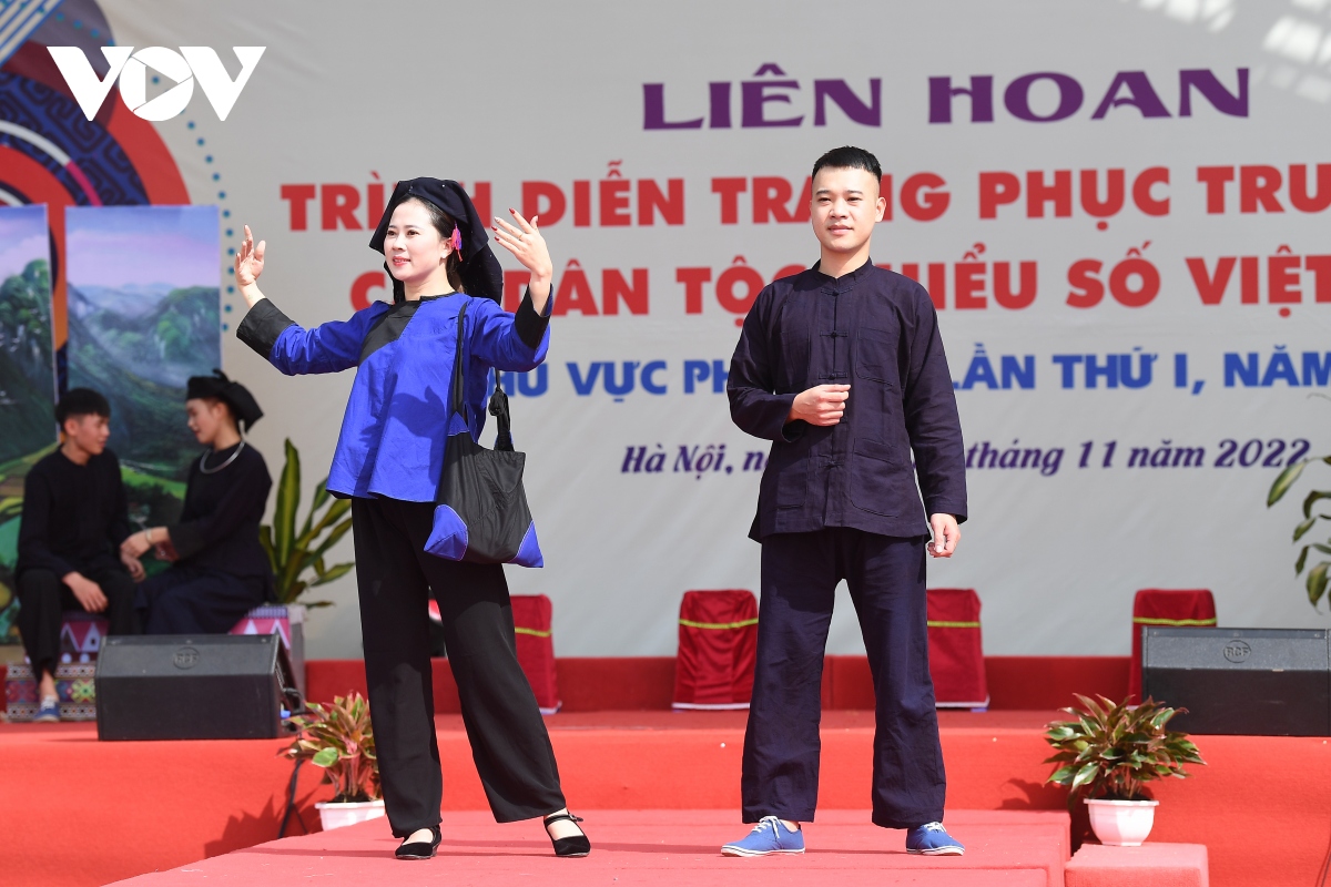 ngam trang phuc truyen thong ruc ro sac mau cua cac dan toc viet nam hinh anh 21