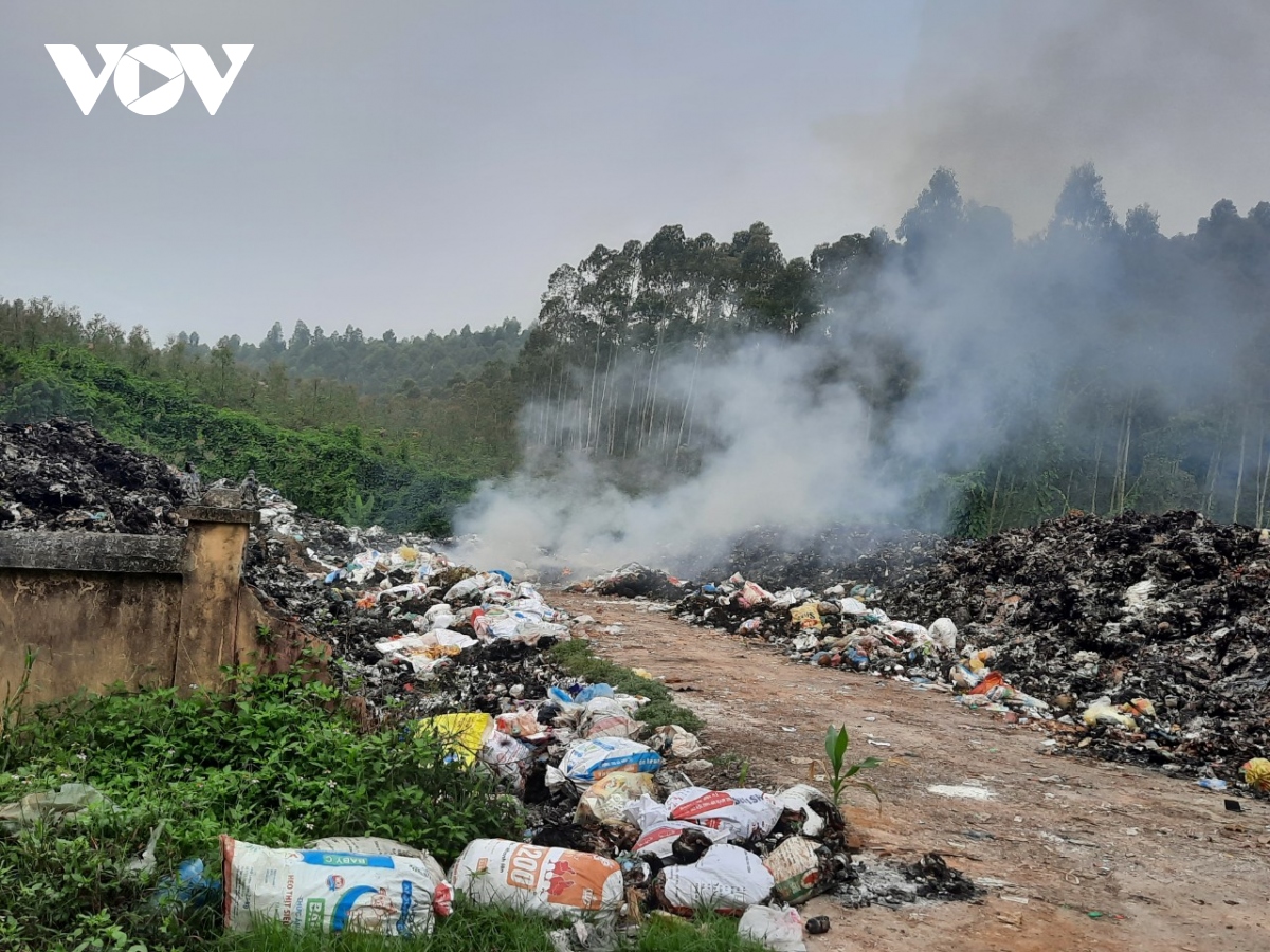 Ngày đêm đốt rác “hun” người dân ở xã Quang Yên, Sông Lô (Vĩnh Phúc)