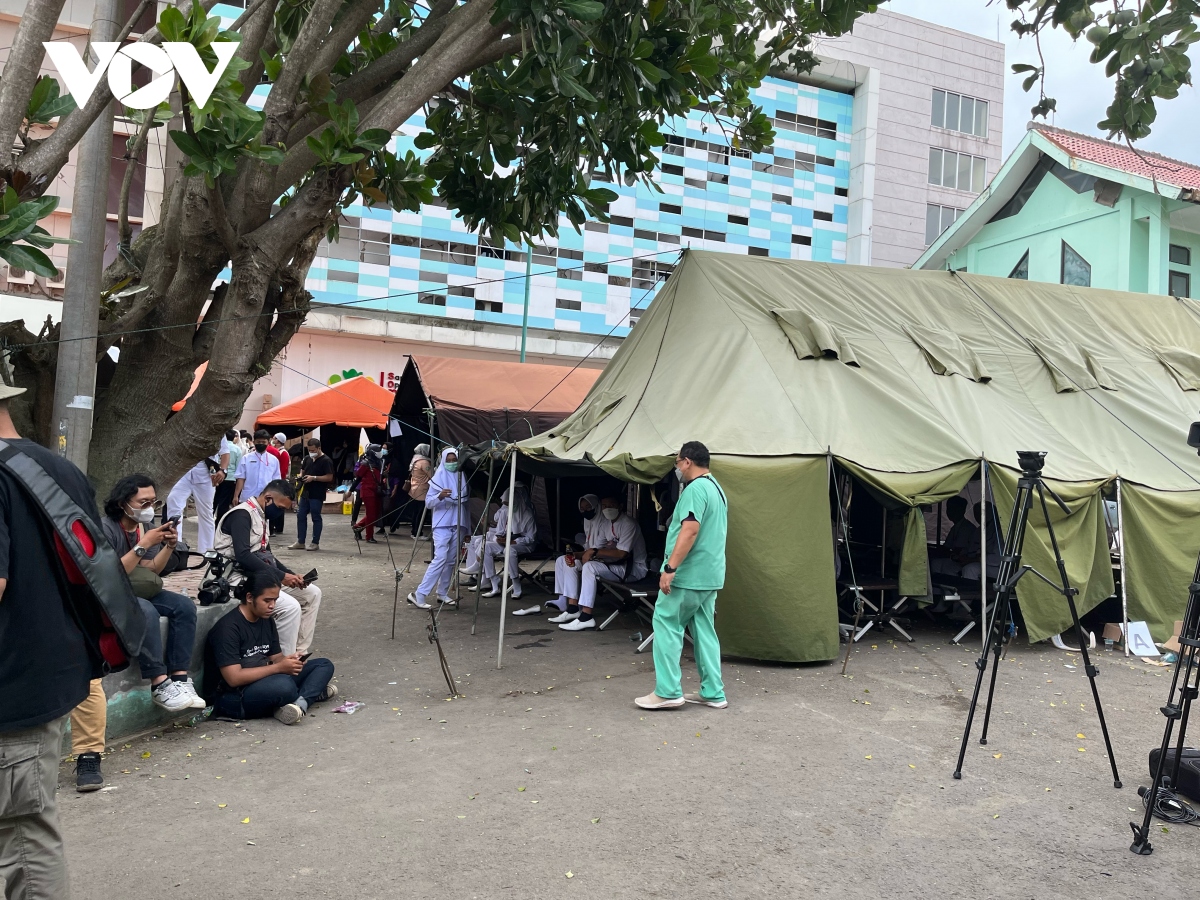 Dong dat o indonesia thuong vong tang nhanh, mot ngoi lang bi chon vui hinh anh 1