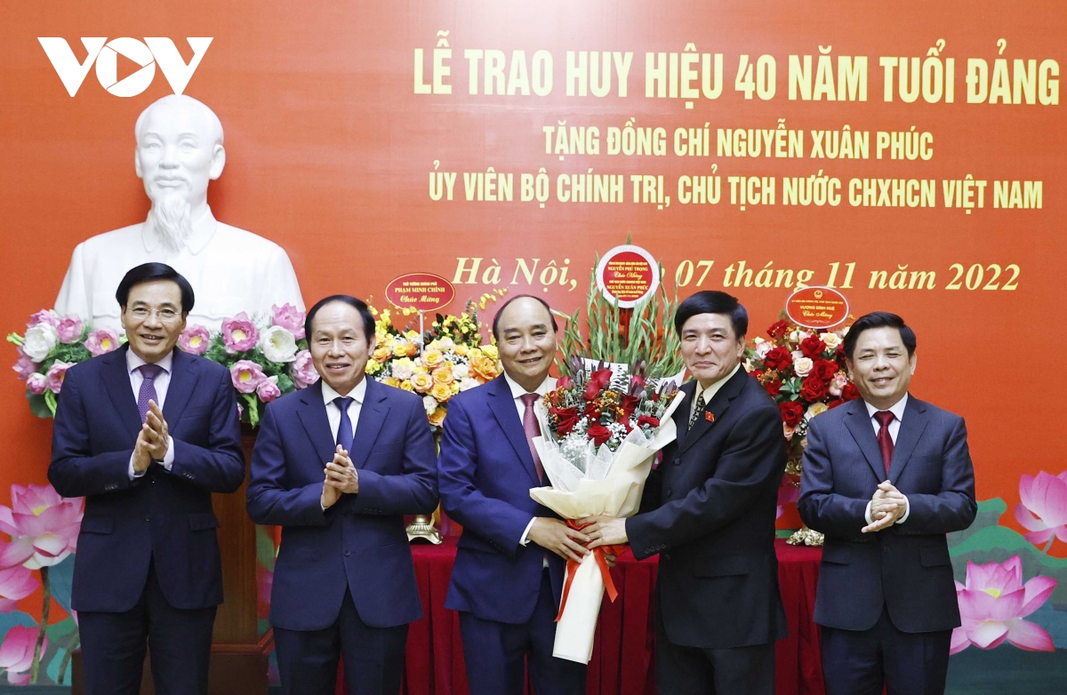 trao huy hieu 40 nam tuoi Dang tang chu tich nuoc nguyen xuan phuc hinh anh 6