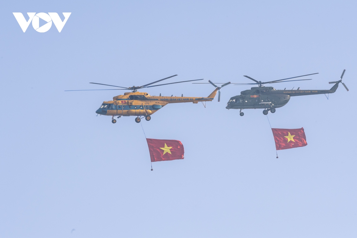 Trực thăng Mi mang Quốc kỳ và chiến đấu cơ Su-30 hợp luyện trên ...
