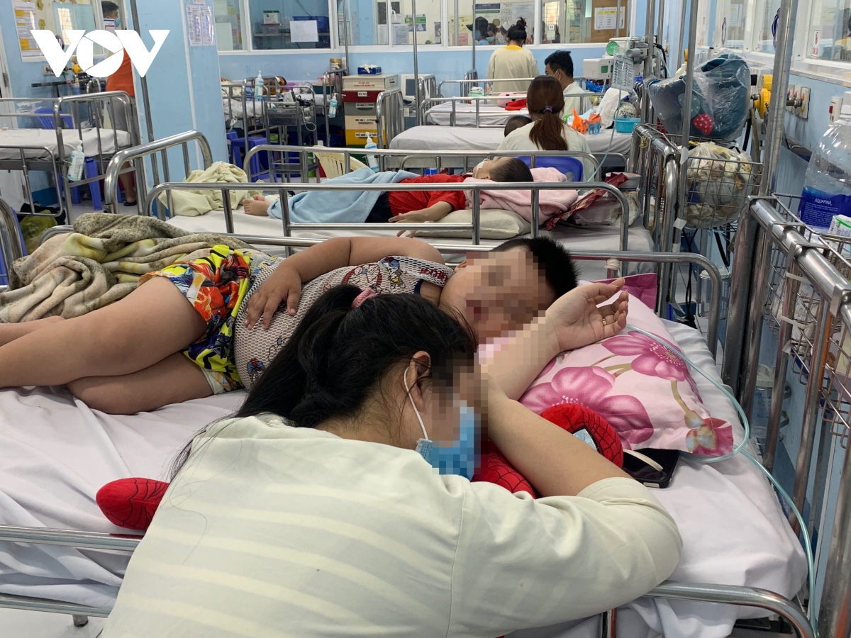 Bệnh viện TP.HCM quá tải vì bệnh hô hấp, bác sĩ lưu ý phát hiện sớm ca nặng