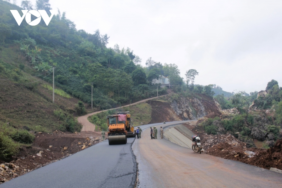 tuyen tranh thanh pho son la, con duong ket noi phat trien kinh te vung tay bac hinh anh 1