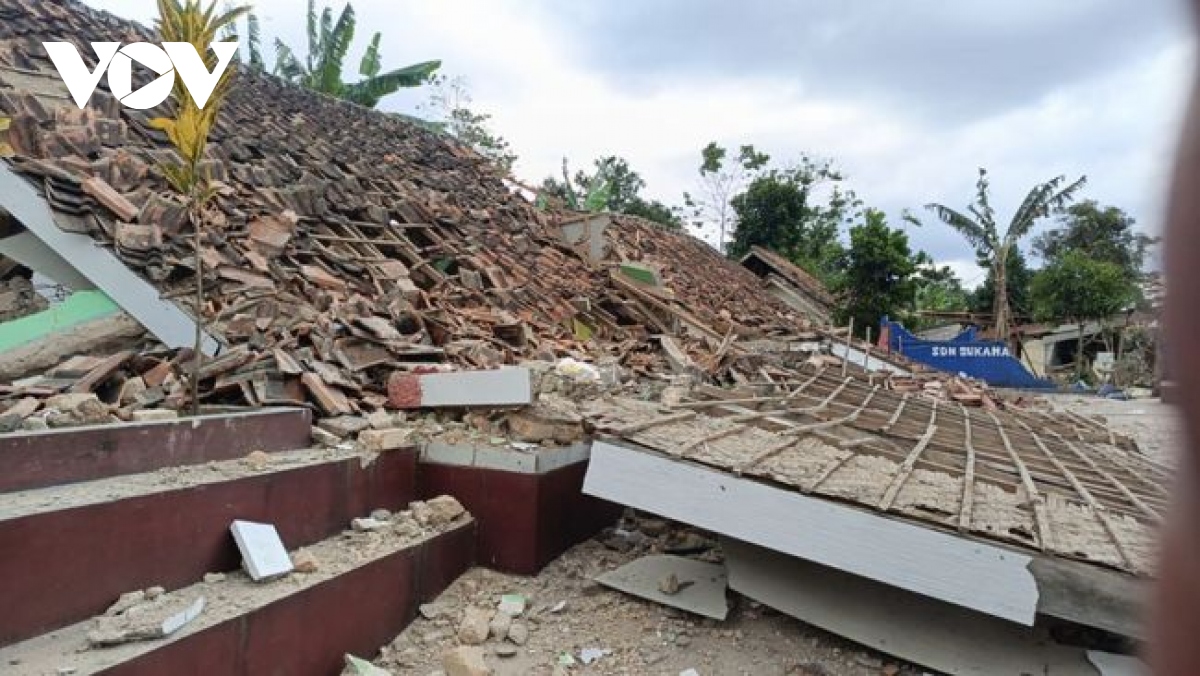 Động đất tại Indonesia: Ít nhất 56 người chết, nhiều người đang mắc kẹt
