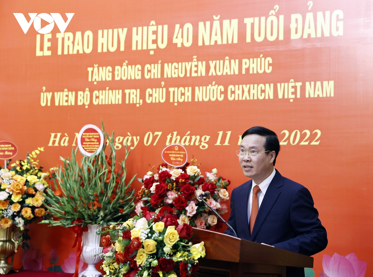 trao huy hieu 40 nam tuoi Dang tang chu tich nuoc nguyen xuan phuc hinh anh 2