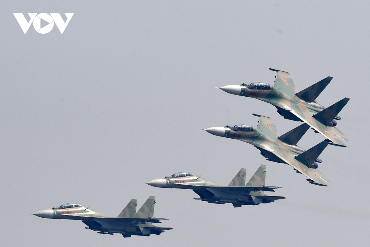 tiem kich su-30mk2 trinh dien tha bay moi nhiet tren bau troi thu do ha noi hinh anh 3