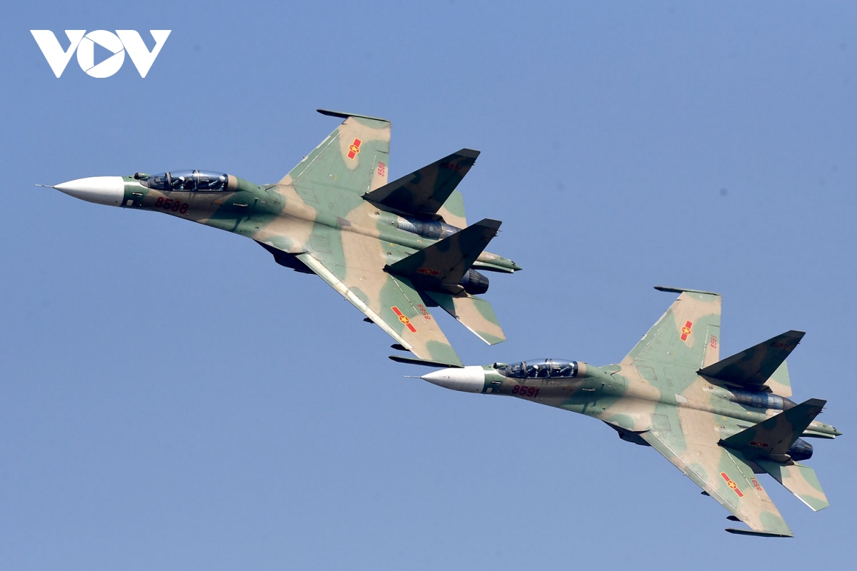 tiem kich su-30mk2 trinh dien tha bay moi nhiet tren bau troi thu do ha noi hinh anh 6