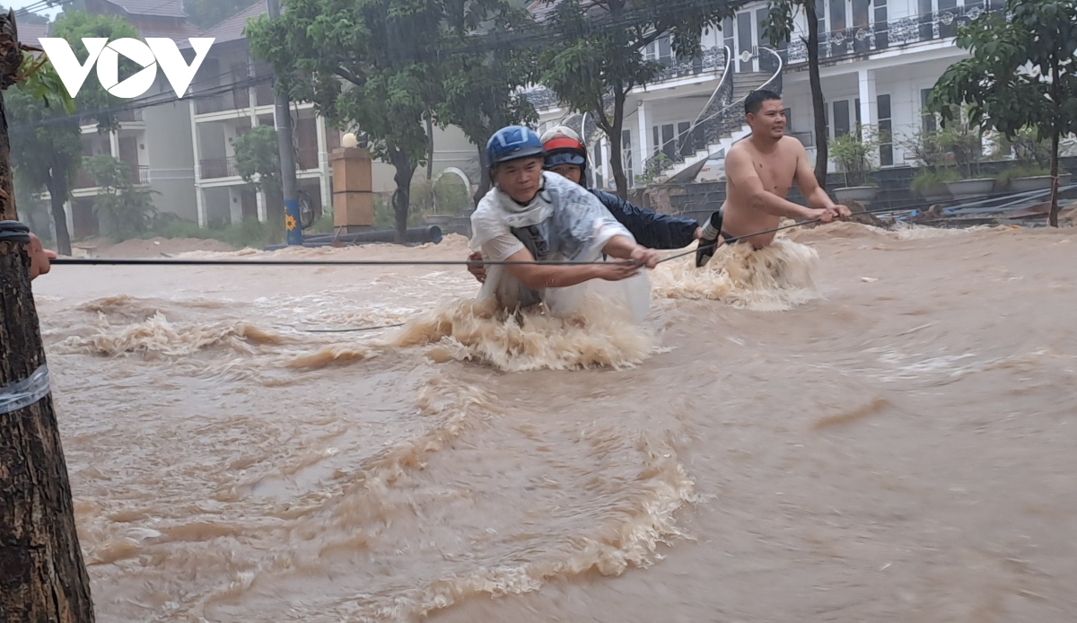 Mưa lớn gây ngập sâu, cuốn trôi xe máy của người dân Quy Nhơn