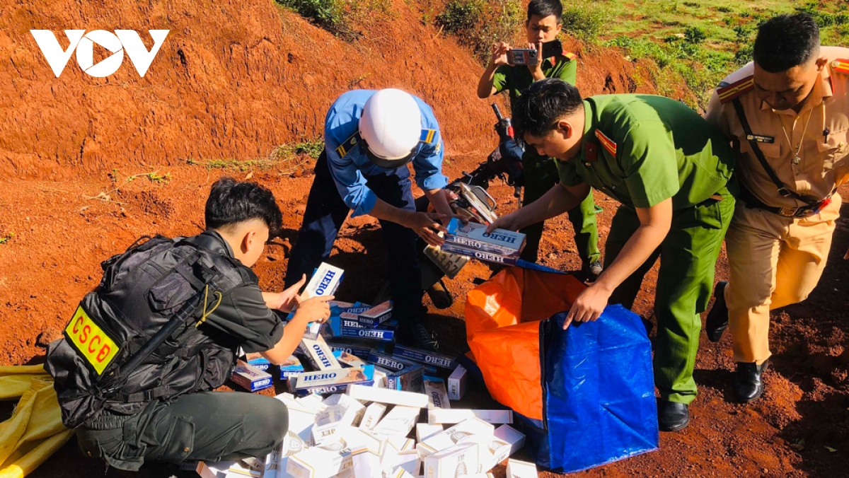 binh phuoc bi truy duoi, tai xe bo xe va 1.000 bao thuoc la de thoat than hinh anh 2