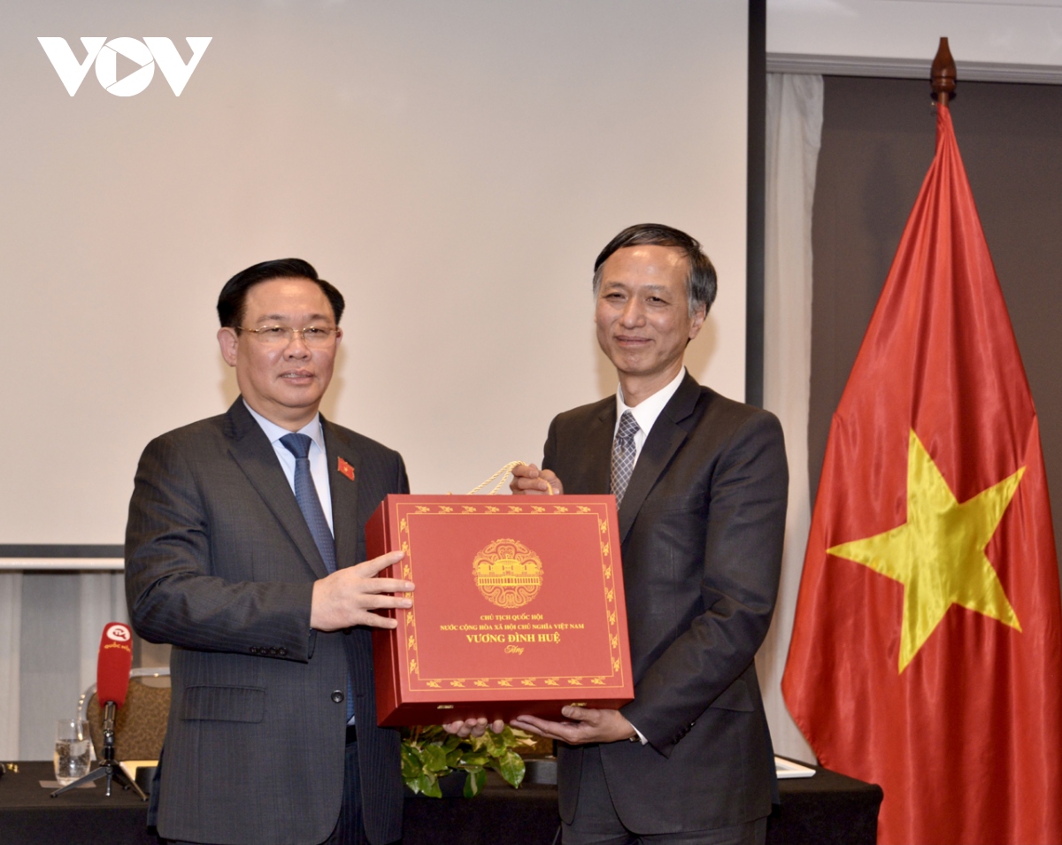 chủ tịch quốc hội gặp cán bộ Đại sứ quán và cộng đồng người việt tại australia hình ảnh 5 chu tich quoc hoi gap can bo Dai su quan va cong dong nguoi viet tai australia hinh anh 5