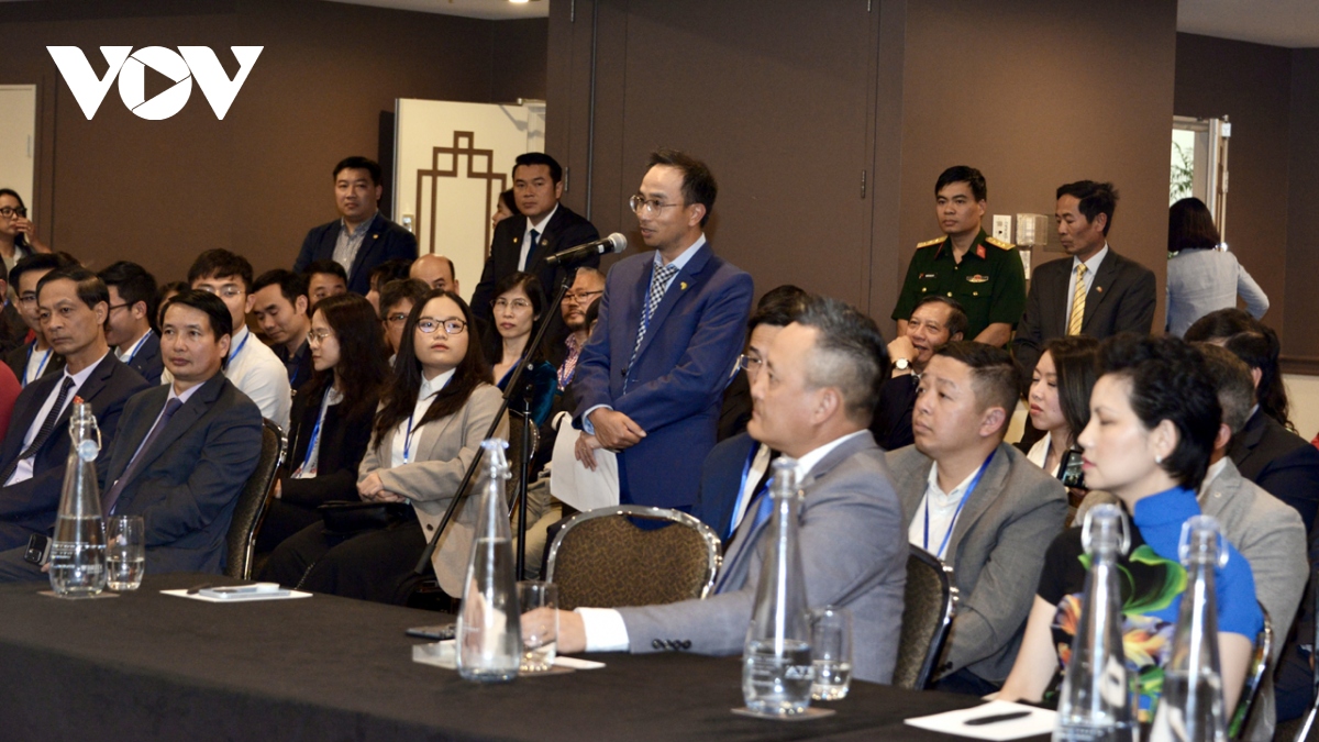 chủ tịch quốc hội gặp cán bộ Đại sứ quán và cộng đồng người việt tại australia hình ảnh 3 chu tich quoc hoi gap can bo Dai su quan va cong dong nguoi viet tai australia hinh anh 3