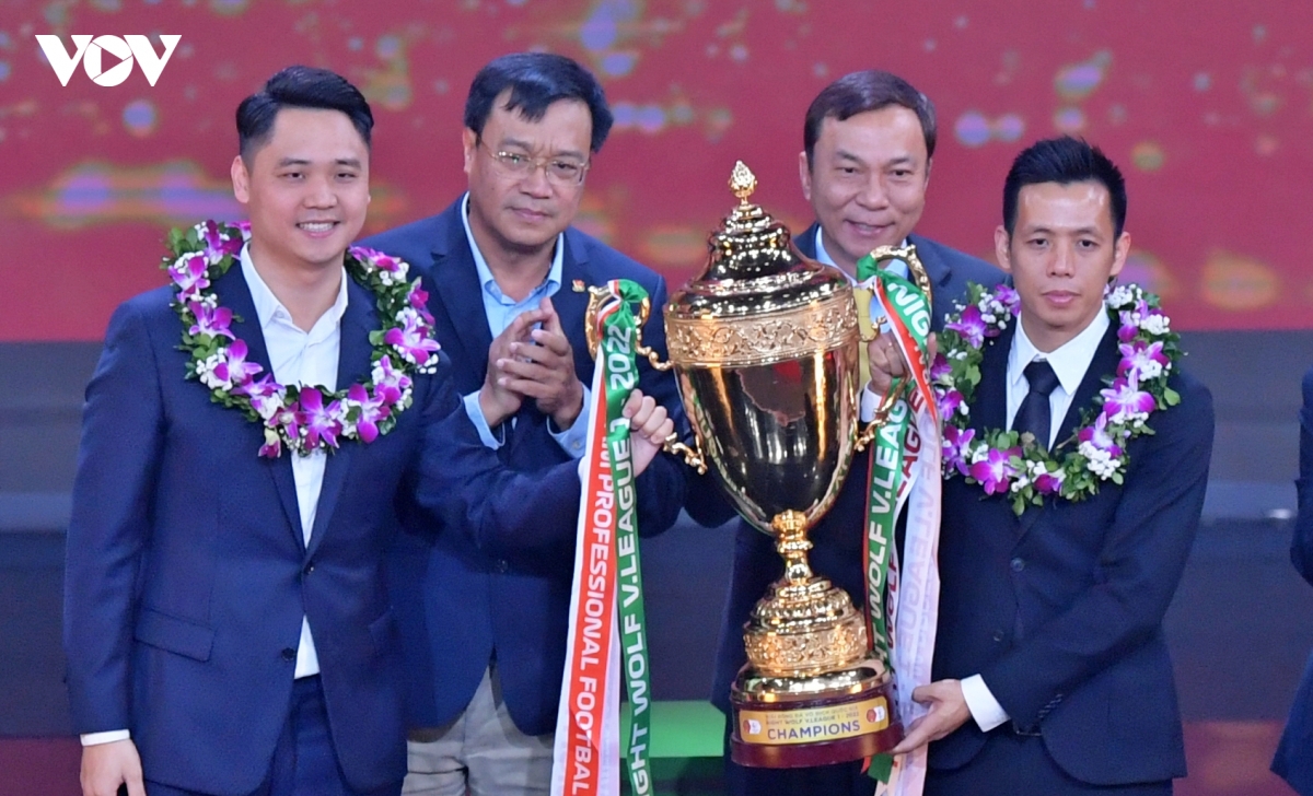 van quyet dua quy tu len nhan giai cau thu xuat sac nhat v-league 2022 hinh anh 12