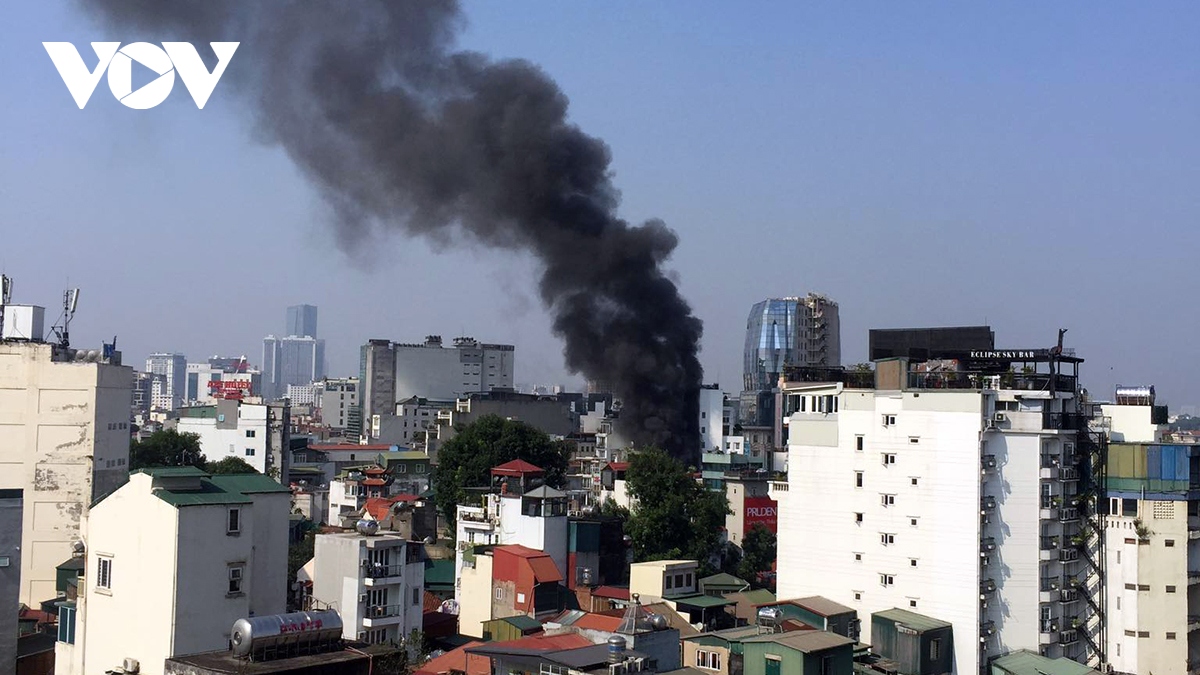 chay lon tai ngoi nha co ban khung tranh o pho hang bong hinh anh 1