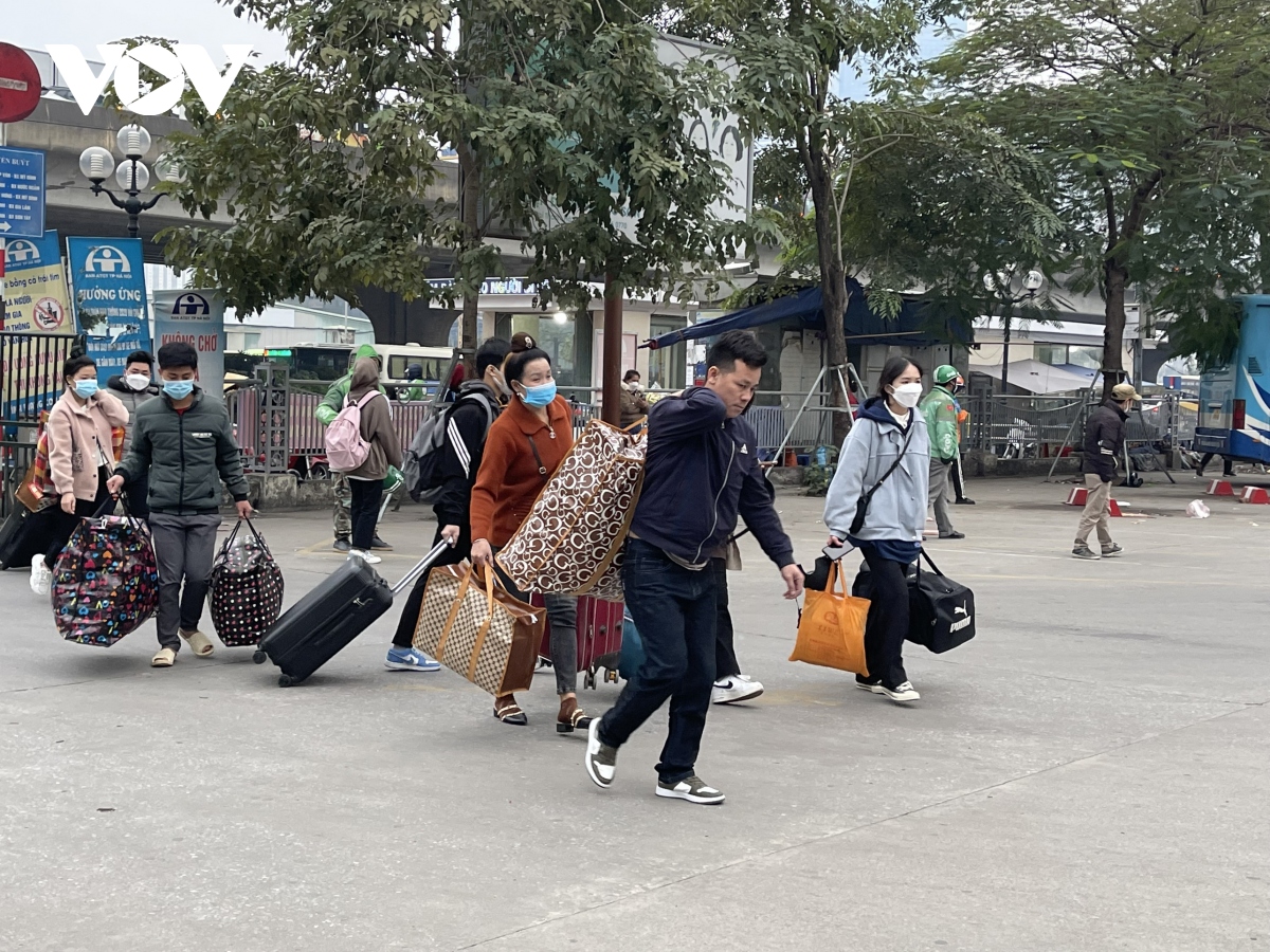 canh trai nguoc o ha noi truoc nghi tet duong lich ben xe diu hiu, cua ngo un tac hinh anh 17