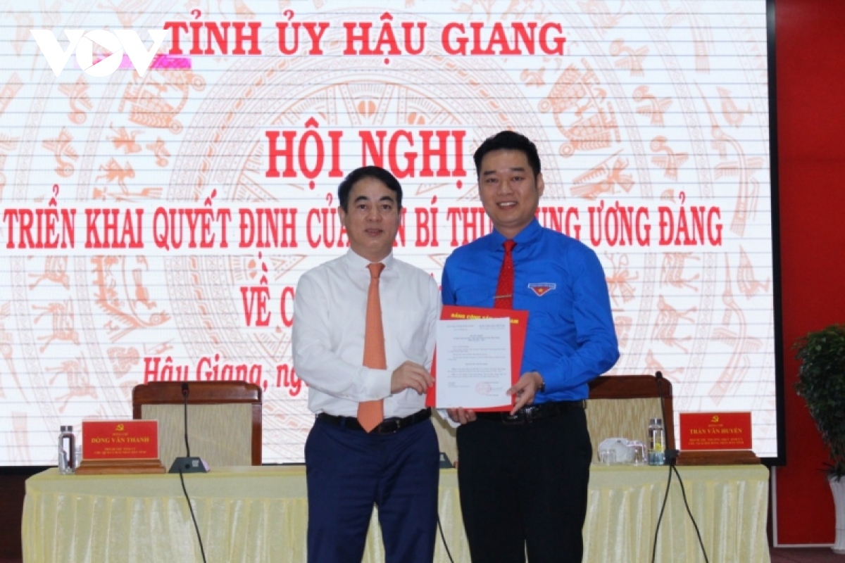 hau giang cong bo quyet dinh cua ban bi thu ve cong tac can bo hinh anh 1