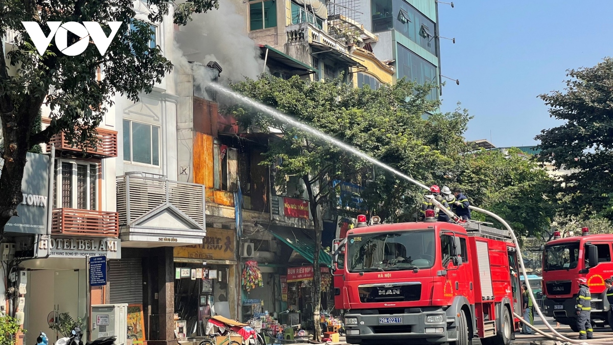 chay lon tai ngoi nha co ban khung tranh o pho hang bong hinh anh 12