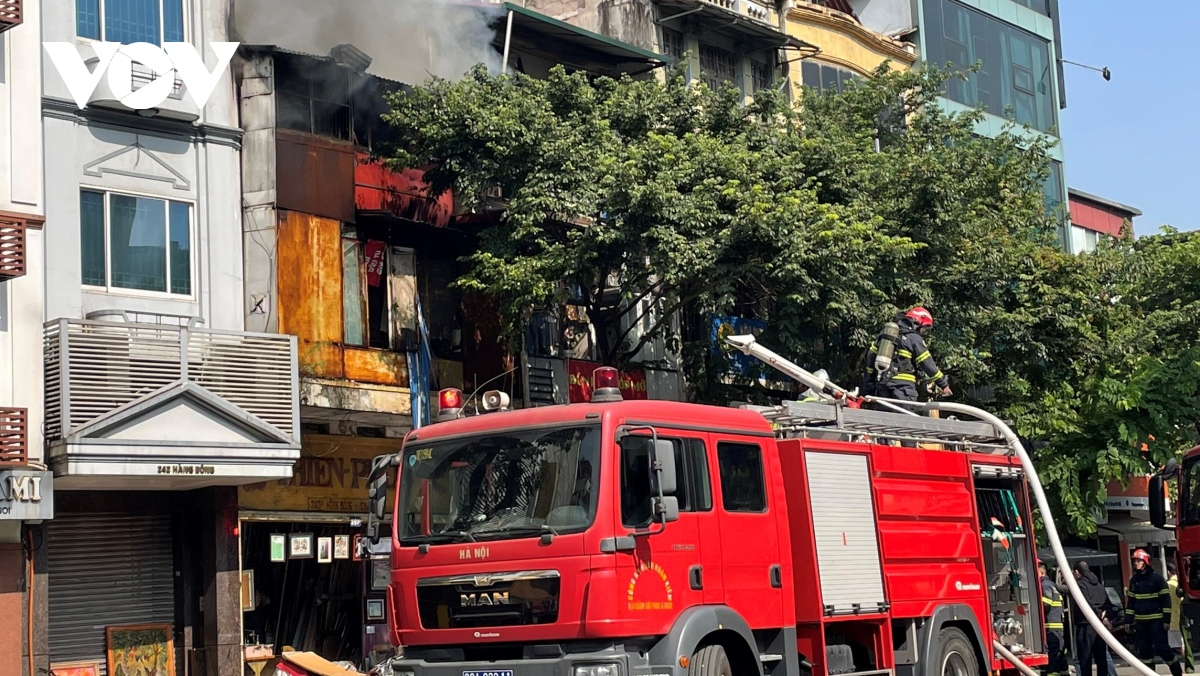 chay lon tai ngoi nha co ban khung tranh o pho hang bong hinh anh 13