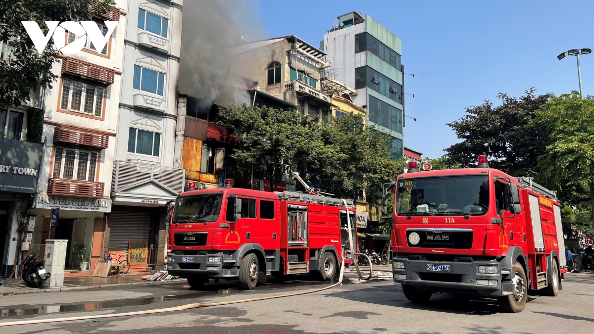 chay lon tai ngoi nha co ban khung tranh o pho hang bong hinh anh 18