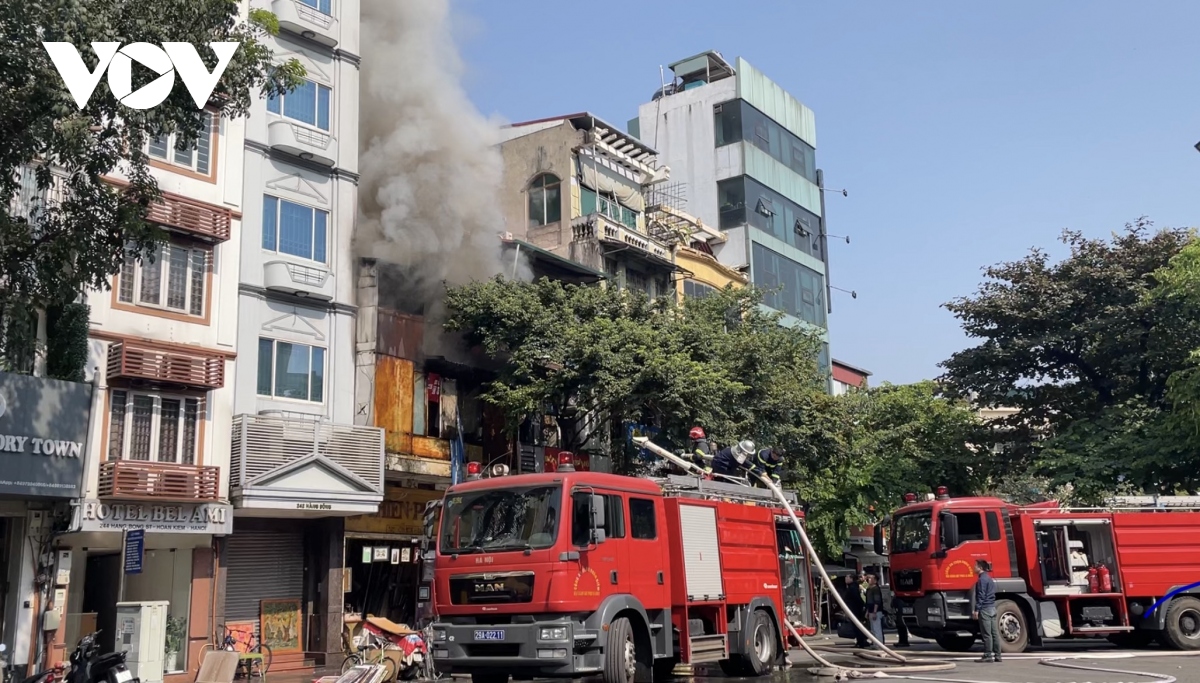 chay lon tai ngoi nha co ban khung tranh o pho hang bong hinh anh 4