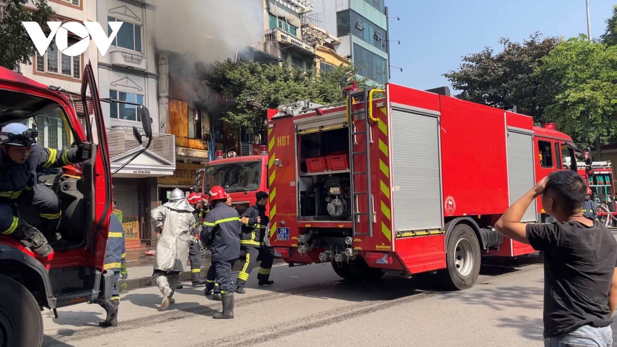 chay lon tai ngoi nha co ban khung tranh o pho hang bong hinh anh 6