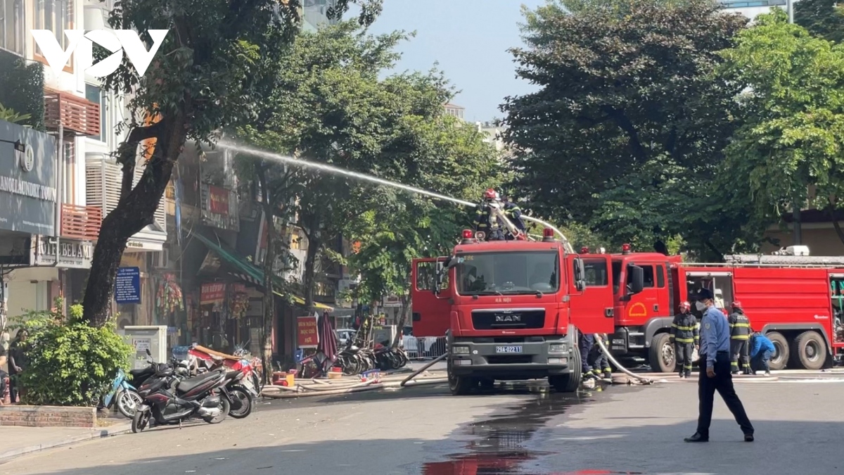 chay lon tai ngoi nha co ban khung tranh o pho hang bong hinh anh 8