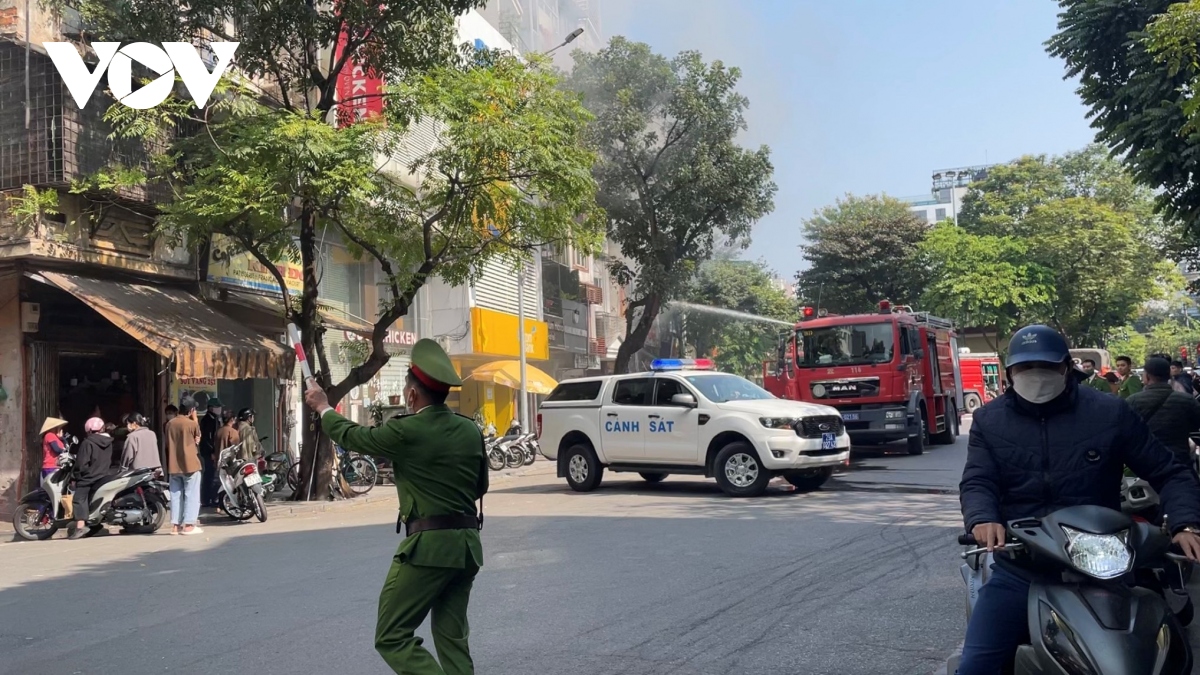 chay lon tai ngoi nha co ban khung tranh o pho hang bong hinh anh 10