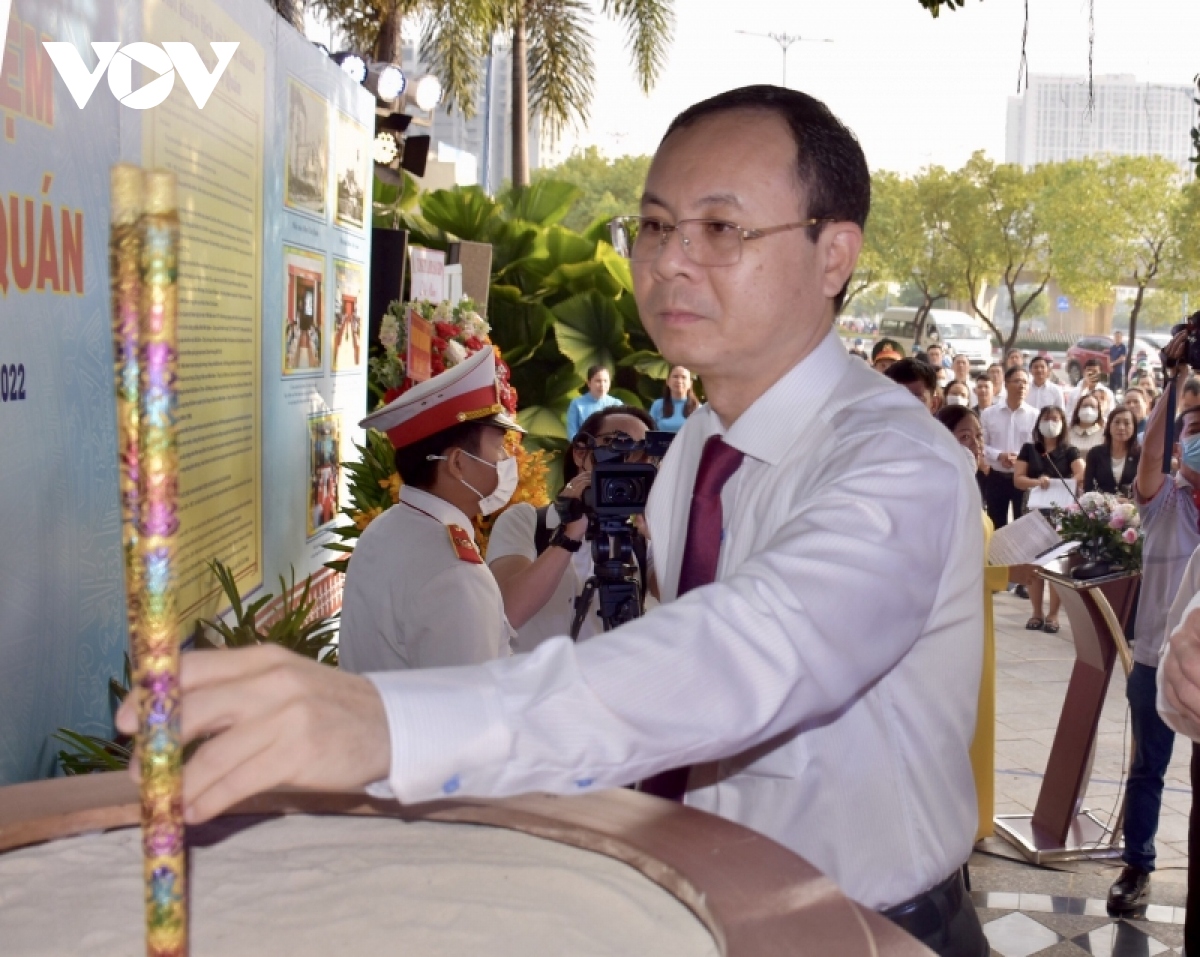 tp.hcm khanh thanh bia tuong niem nha den cho quan hinh anh 2