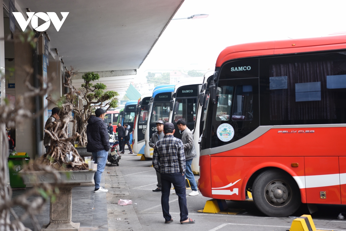 canh trai nguoc o ha noi truoc nghi tet duong lich ben xe diu hiu, cua ngo un tac hinh anh 8