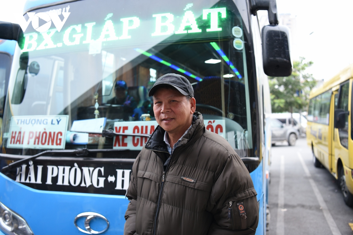 canh trai nguoc o ha noi truoc nghi tet duong lich ben xe diu hiu, cua ngo un tac hinh anh 9