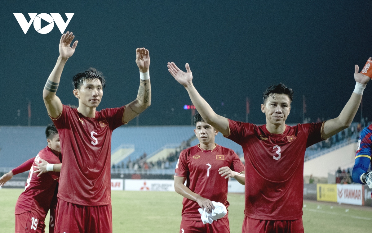 Cổ động viên chỉ trích Văn Hậu và “mục tiêu kép” của bóng đá Việt Nam