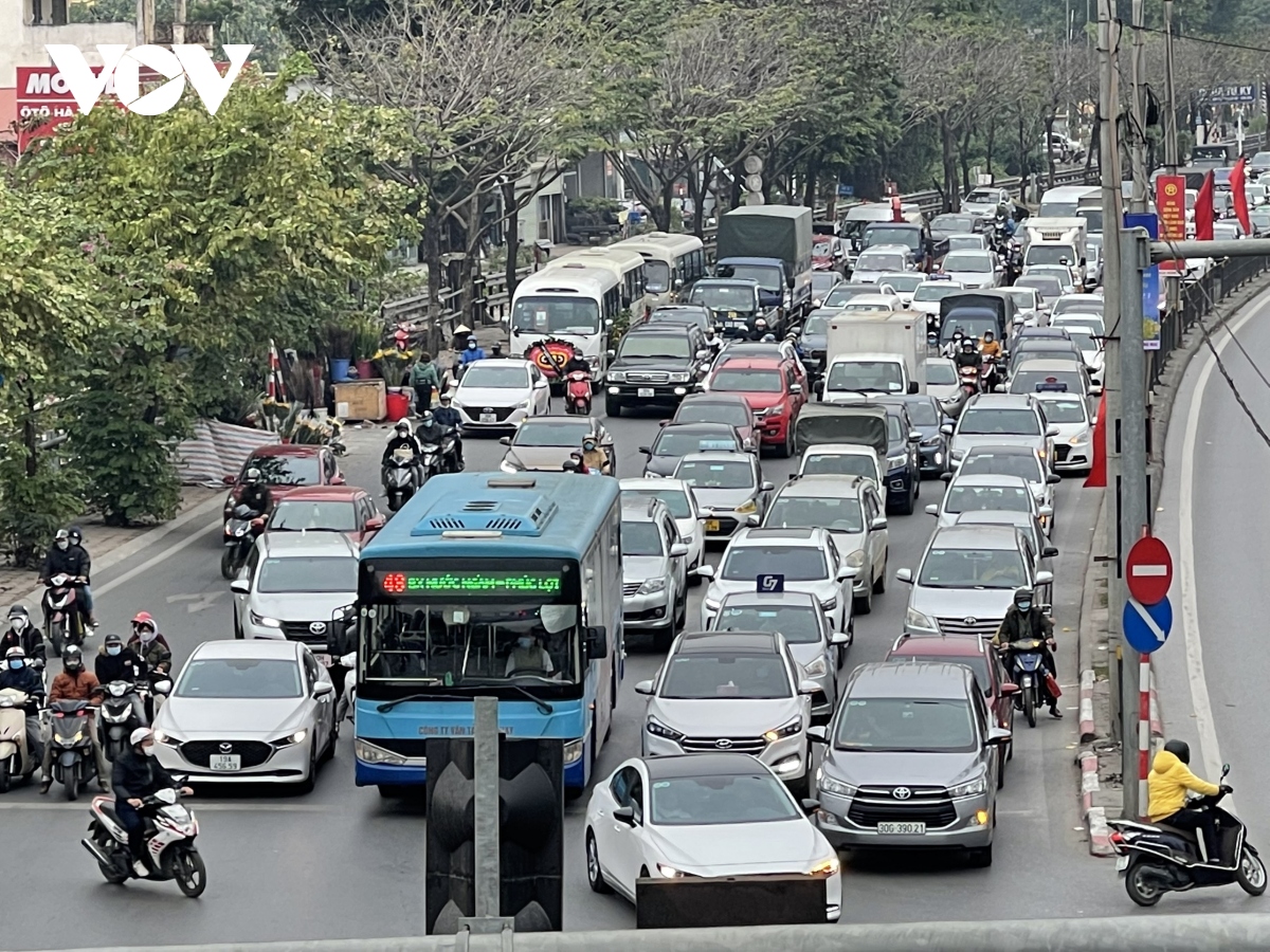 ngay dau nghi tet duong lich cua ngo ha noi, ben xe thong thoang la thuong hinh anh 6