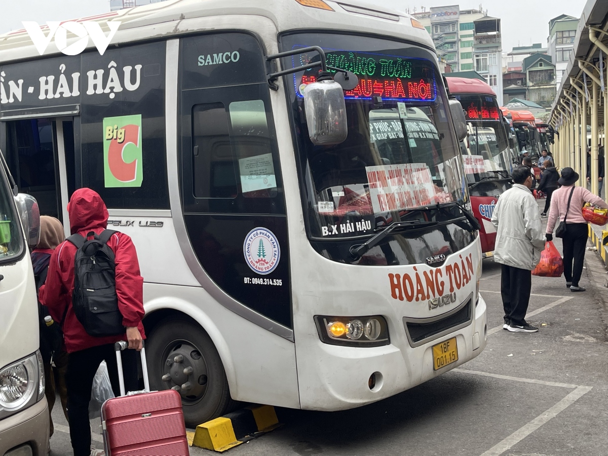 ngay dau nghi tet duong lich cua ngo ha noi, ben xe thong thoang la thuong hinh anh 7