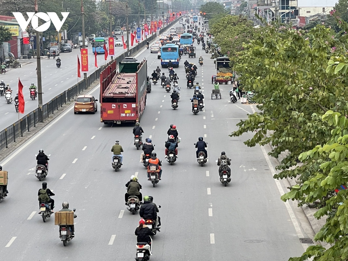 ngay dau nghi tet duong lich cua ngo ha noi, ben xe thong thoang la thuong hinh anh 1