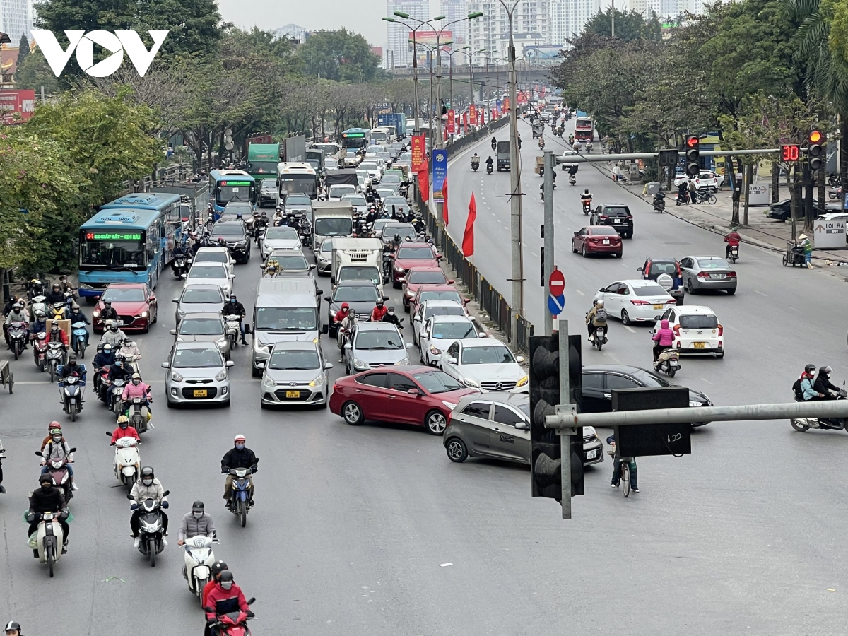 ngay dau nghi tet duong lich cua ngo ha noi, ben xe thong thoang la thuong hinh anh 2