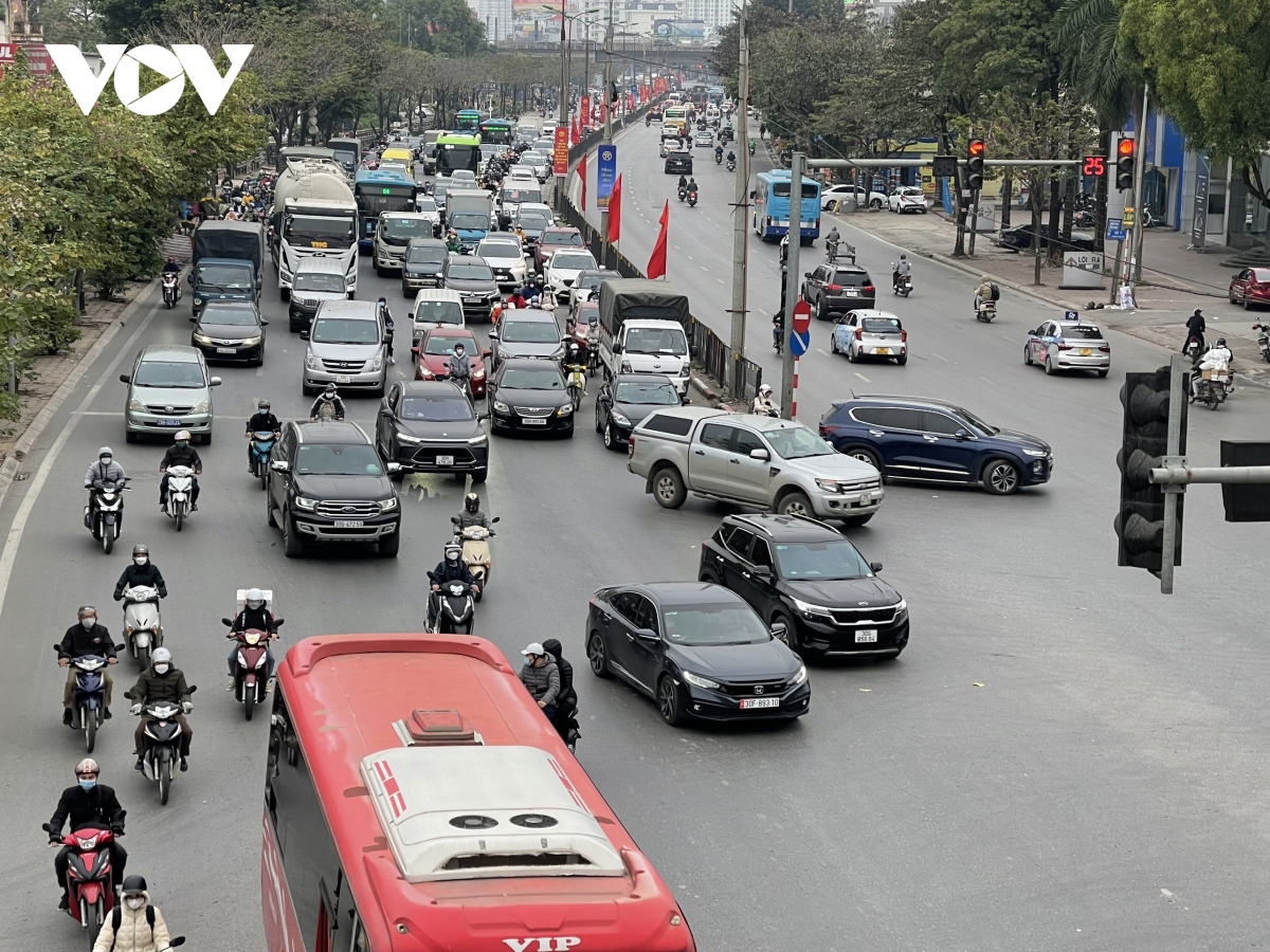 ngay dau nghi tet duong lich cua ngo ha noi, ben xe thong thoang la thuong hinh anh 5