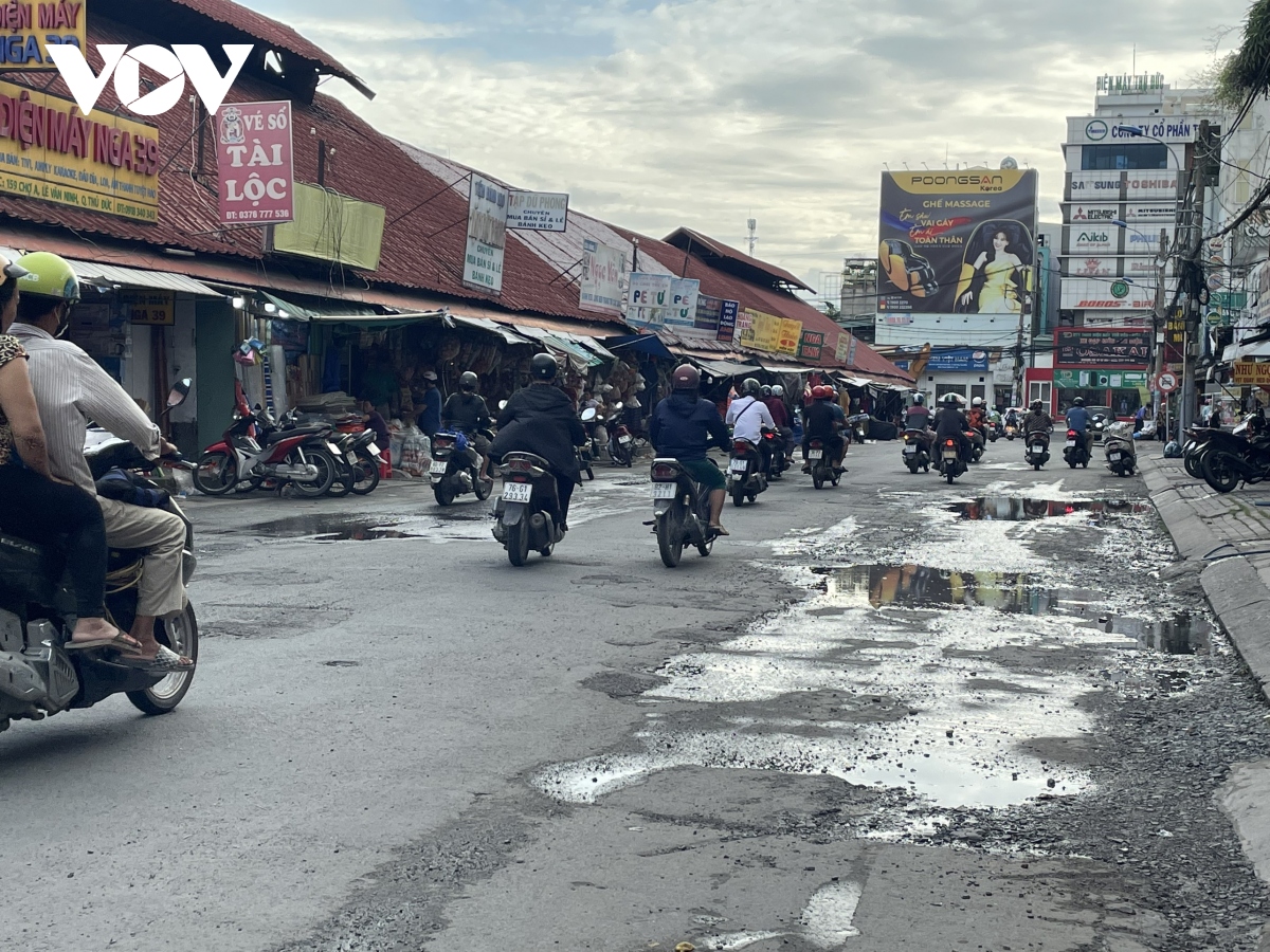 nguoi dan tp.hcm buc xuc voi nhieu lo cot an binh bat dong tren duong hinh anh 3