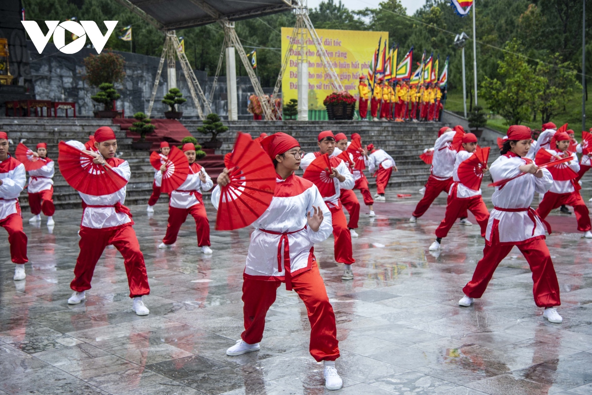 dang huong ky niem tai tuong dai quang trung, hue hinh anh 2