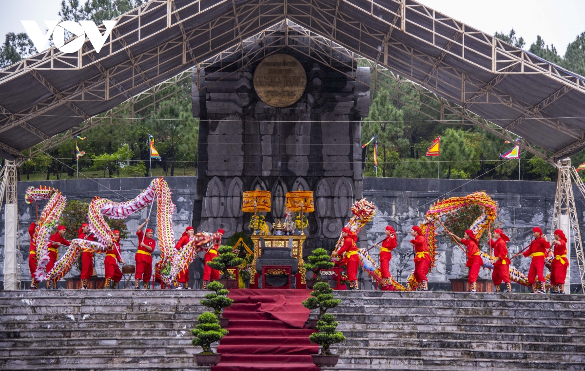 dang huong ky niem tai tuong dai quang trung, hue hinh anh 3