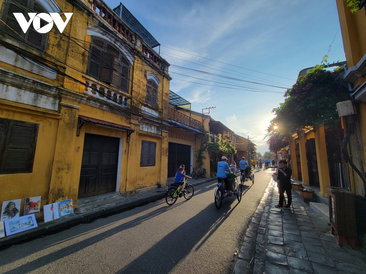 thong dong pho co hoi an ngay cuoi nam hinh anh 11