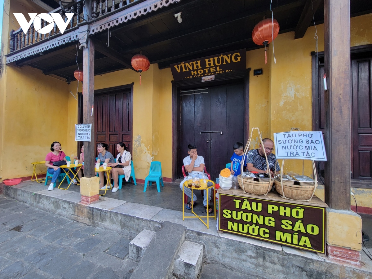 thong dong pho co hoi an ngay cuoi nam hinh anh 5