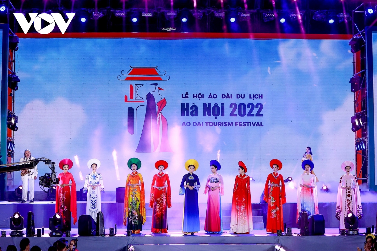 Áo dài ba miền hội tụ tại Lễ hội Áo dài Du lịch Hà Nội 2022