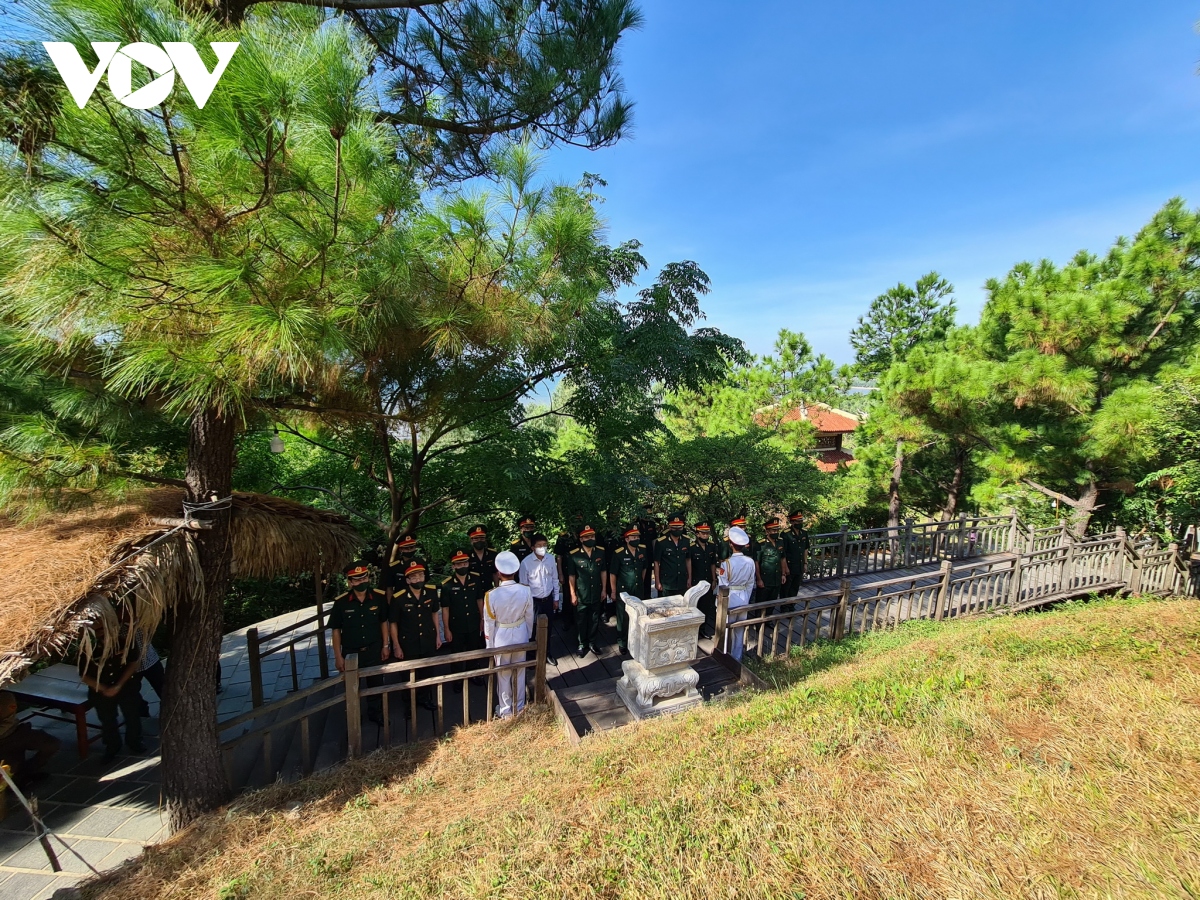 Viếng mộ Đại tướng Võ Nguyên Giáp tại Vũng Chùa