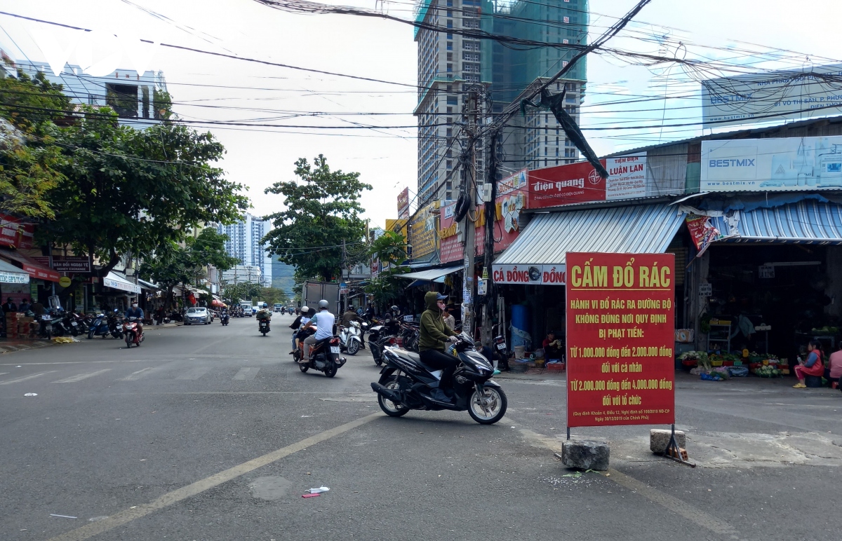 nha trang lap lai trat tu via he, chia se, ho tro nguoi ngheo muu sinh hinh anh 2