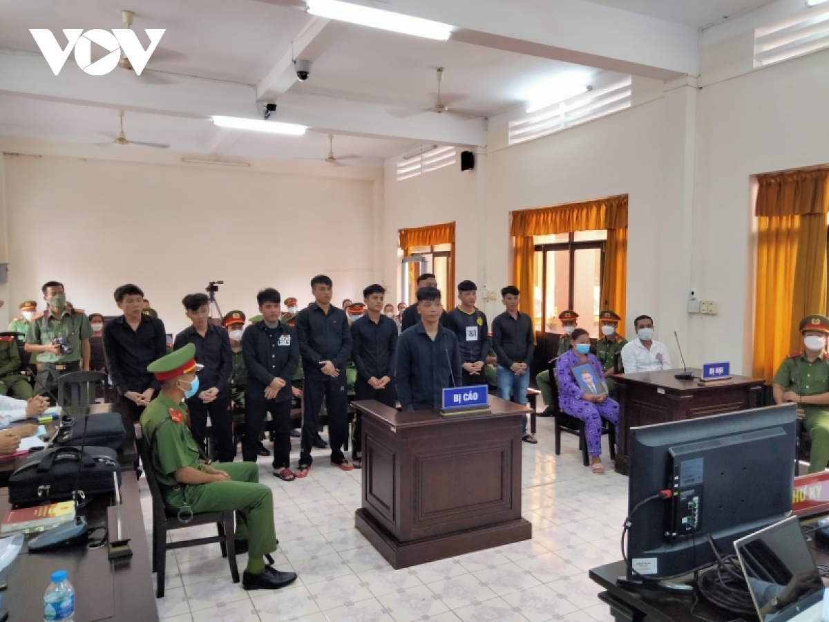 bắt cóc con nợ về giao cho chủ nợ, 9 bị cáo lĩnh 174 năm tù hình ảnh 1 bat coc con no ve giao cho chu no, 9 bi cao linh 174 nam tu hinh anh 1
