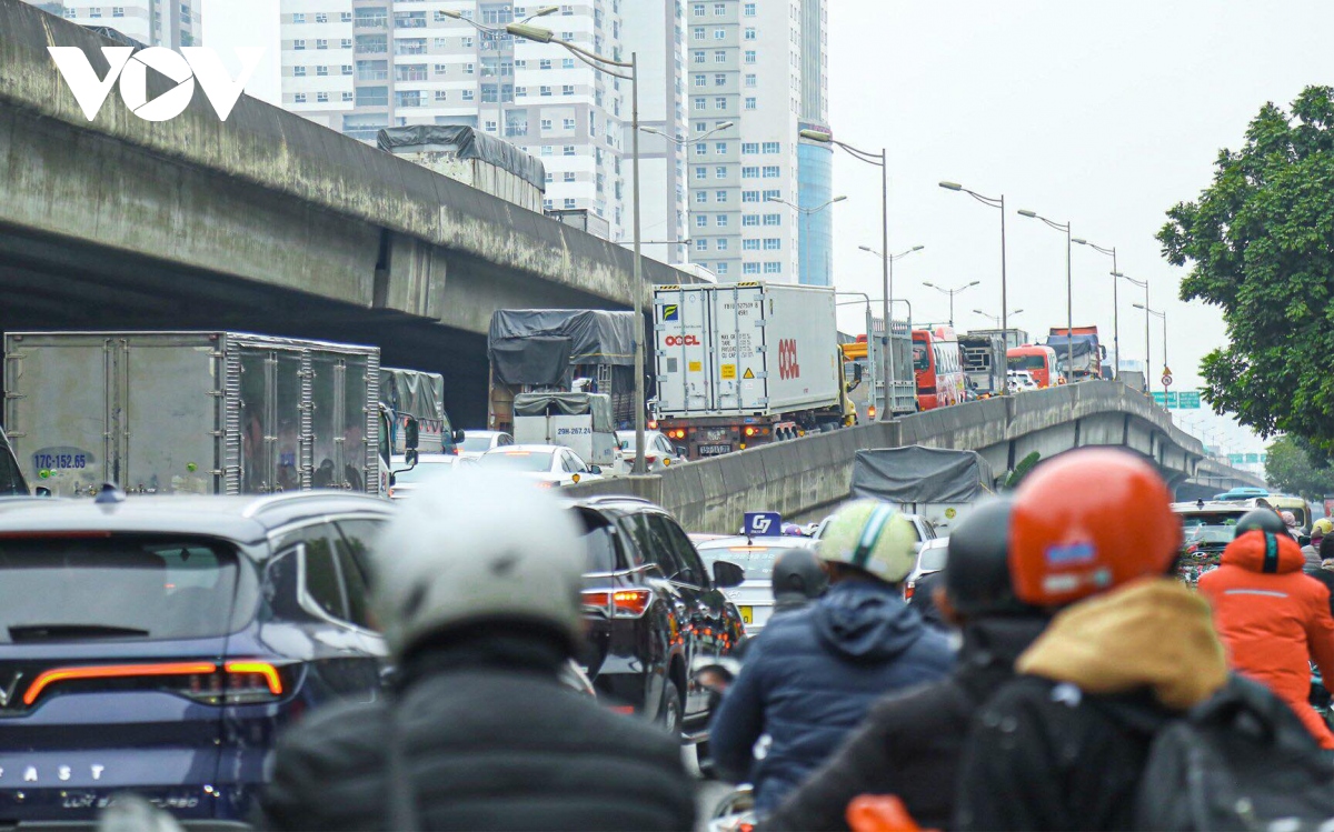 canh trai nguoc o ha noi truoc nghi tet duong lich ben xe diu hiu, cua ngo un tac hinh anh 1