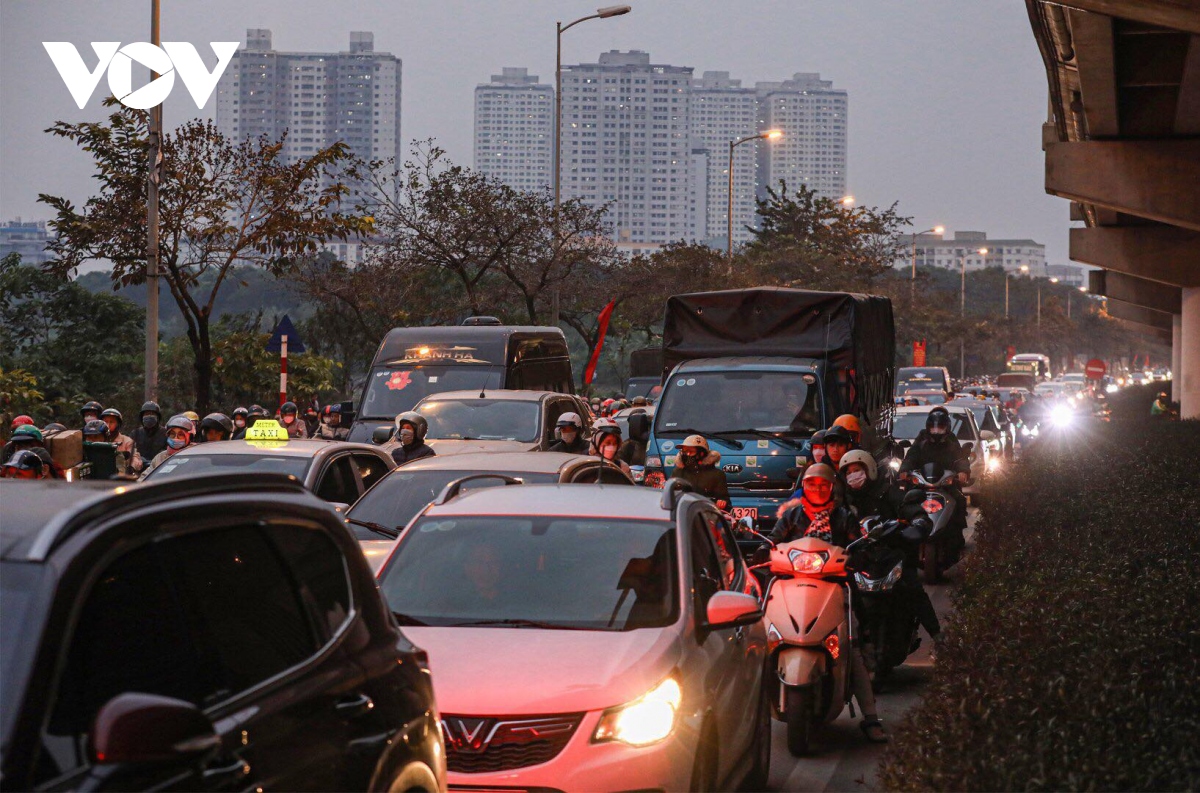 canh trai nguoc o ha noi truoc nghi tet duong lich ben xe diu hiu, cua ngo un tac hinh anh 4