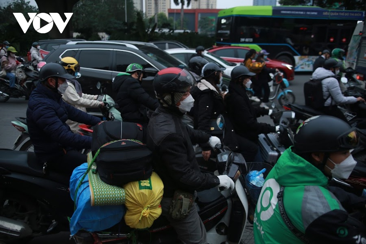 canh trai nguoc o ha noi truoc nghi tet duong lich ben xe diu hiu, cua ngo un tac hinh anh 6